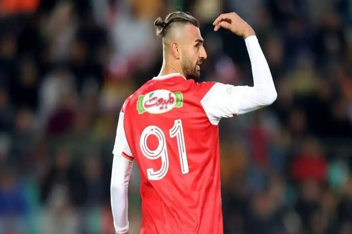 دورسون پشت درب خروج اردوگاه پرسپولیسیها
