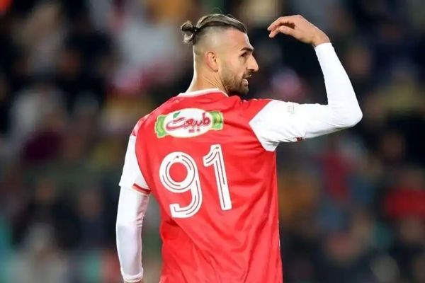 دورسون پشت درب خروج اردوگاه پرسپولیسی‌ها