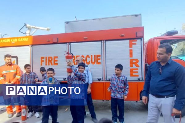 آموزش توسط آتش‌نشانان در دبستان معارف ۶