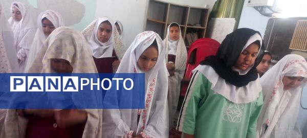 حضور پرشور دانش‌آموزان پایه چهارم دبستان شهید تنیده در نماز جماعت