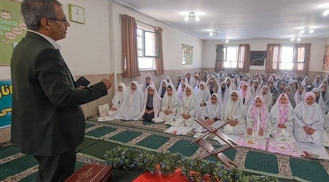 نماز جماعت، ابزاری مؤثر در تربیت دینی، اخلاقی و اجتماعی دانش‌آموزان است