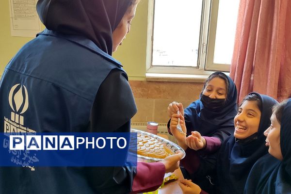 حضور پرشور دانش‌آموزان ناحیه دو شهرری در مراسم وفات حضرت معصومه (س) 