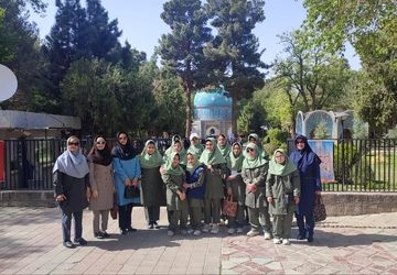 حضور همکاران و دانش‌آموزان دبستان میلاد در آرامگاه مشاهیر نیشابور