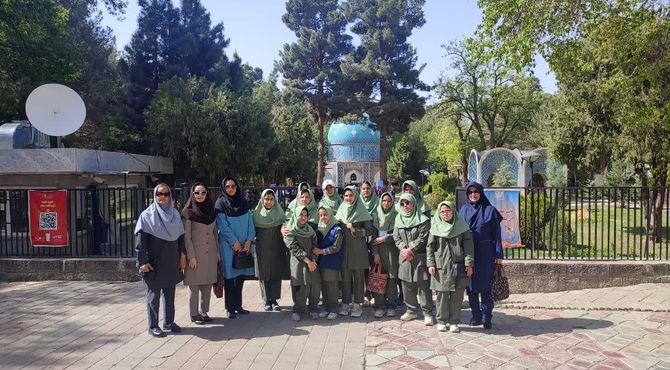 حضور همکاران و دانش‌آموزان دبستان میلاد در آرامگاه مشاهیر نیشابور
