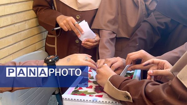 انتخابات پرشور شورای دانش‌آموزی در مدرسه صالح ادیب