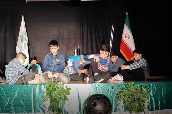 اجرای نمایش شصت، دست، نوجوون با حضور کودکان و نوجوانان هنرمند خوزستانی