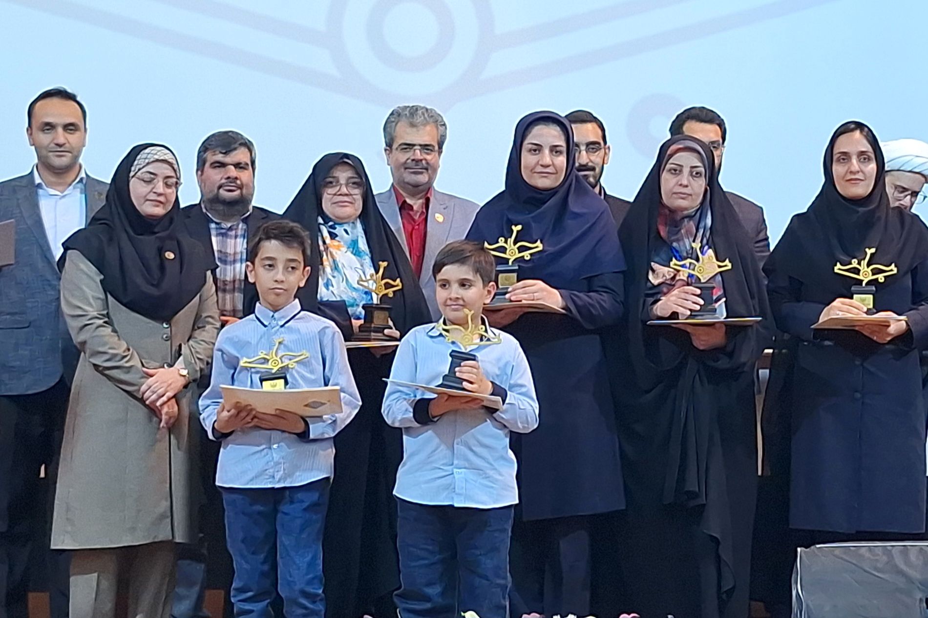 تجلیل از برگزیدگان جشنواره بزرگ جوانه در مجتمع آموزشی و فرهنگی علوم پزشکی شیراز 
