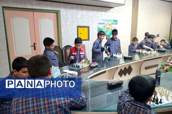 رقابت هوش و دقت در دبستان علامه طباطبایی؛ شور و هیجان در مسابقات شطرنج و دارت