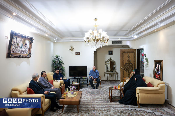 دیدار معاون برنامه و توسعه منابع وزارت آموزش و پرورش از خانواده شهید ساداتی ارمکی