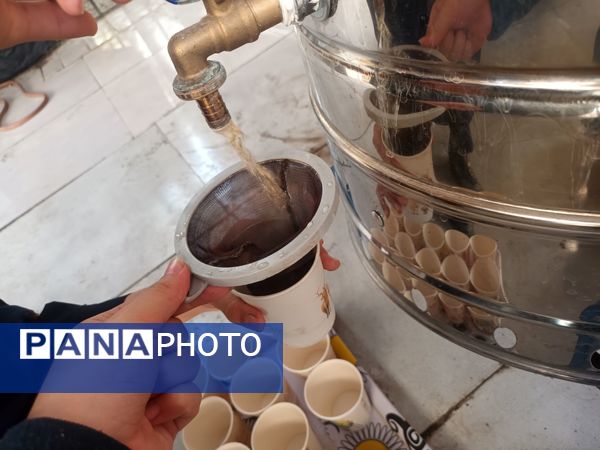 عطر فاطمی در فضای آموزش دبیرستان میرزا جعفر سروقد با برپایی ایستگاه صلواتی 