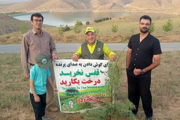سفیر طبیعت در همدان نهال کاشت