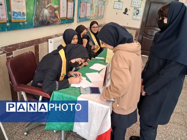 میزبانی پیشتازان مدرسه شهید مدرس در انتخابات شورای دانش‌آموزی