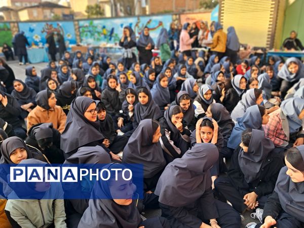 بازارچه دست‌ساخته‌های دانش‌آموزی در دبیرستان بهار آزادی قائمشهر