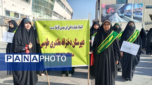 راهپیمایی به مناسبت ۱۳ آبان در میدان شهدا 