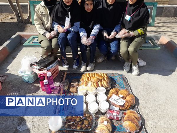 برپایی بازارچه مدرسه‌ای به‌مناسبت دهه فجر در آموزشگاه دخترانه شهید حسن زاده خانلق