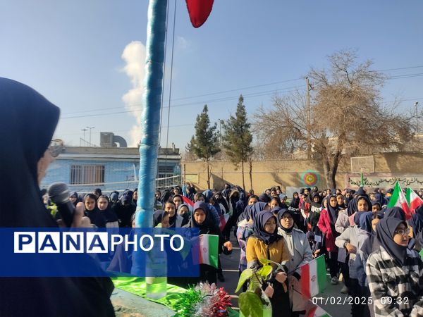 نواختن زنگ انقلاب در دبیرستان نوید ناحیه ۵ مشهد