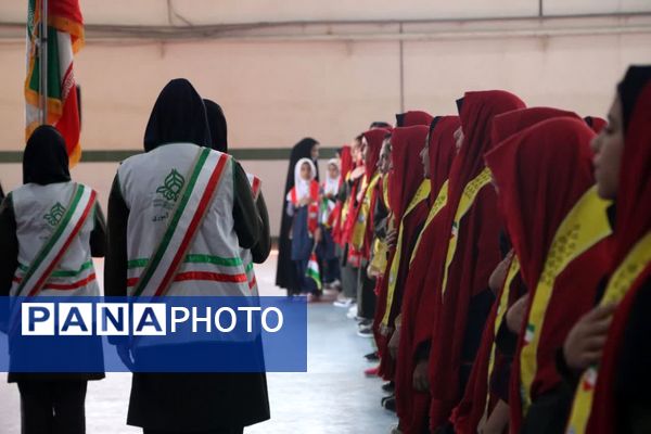 ثبت اثر انگشت هزار دانش‌آموز یزدی پای پرچم ایران