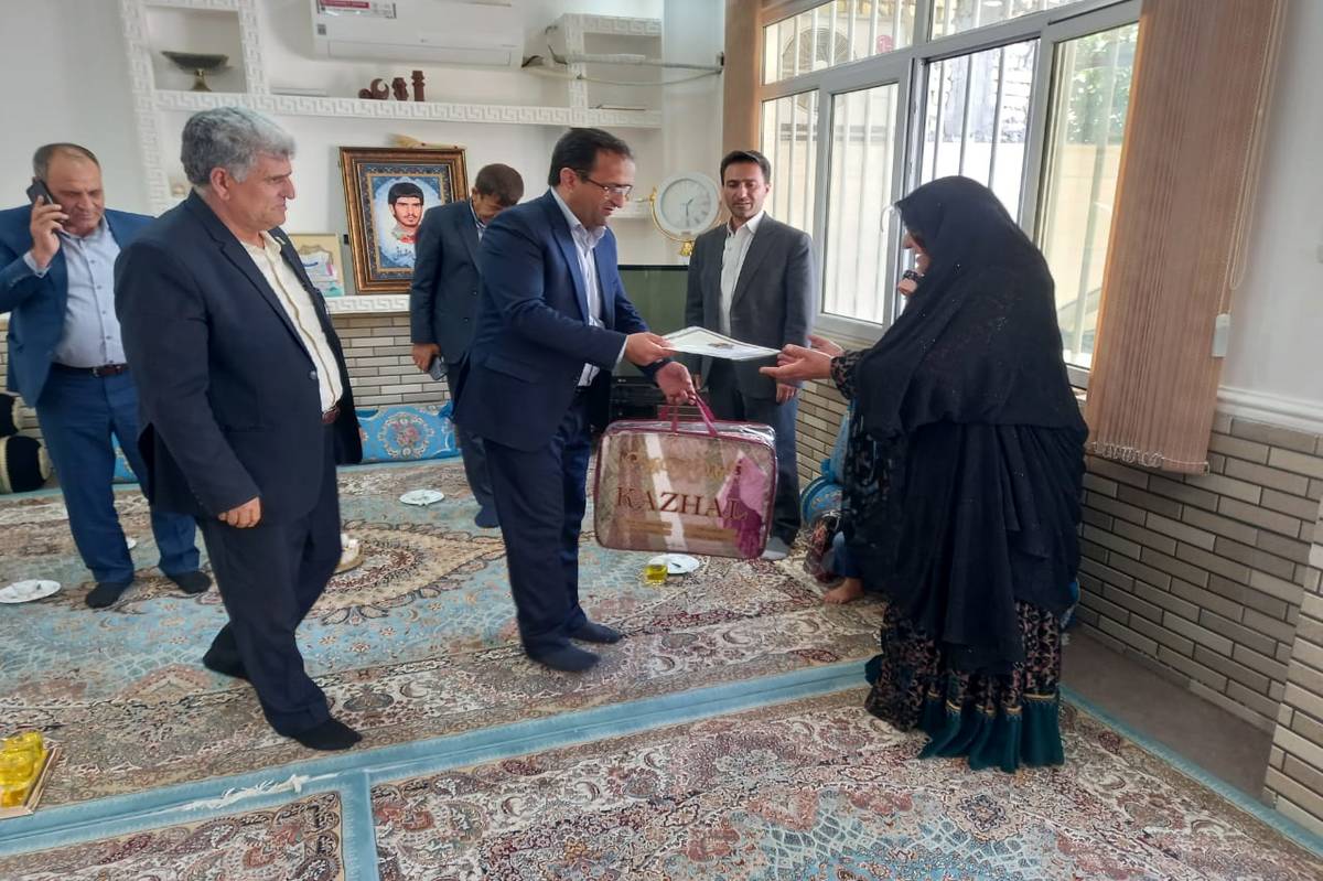 دیدار مدیرکل آموزش و پرورش کهگیلویه و بویراحمد با خانواده شهید علیزمان رمضانی به مناسبت هفته بزرگداشت مقام معلم