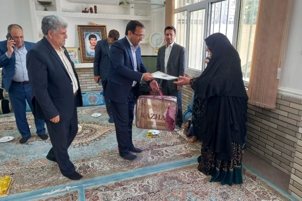 دیدار مدیرکل آموزش و پرورش کهگیلویه و بویراحمد با خانواده شهید علی‌زمان رمضانی به مناسبت هفته بزرگداشت مقام معلم