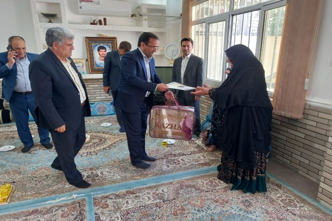 دیدار مدیرکل آموزش و پرورش کهگیلویه و بویراحمد با خانواده شهید علی‌زمان رمضانی به مناسبت هفته بزرگداشت مقام معلم