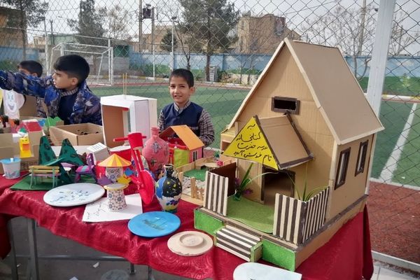  نمایشگاه دست‌سازه‌های دانش‌آموزی در دبستان حضرت قاسم بن‌الحسن‌(ع) ناحیه یک