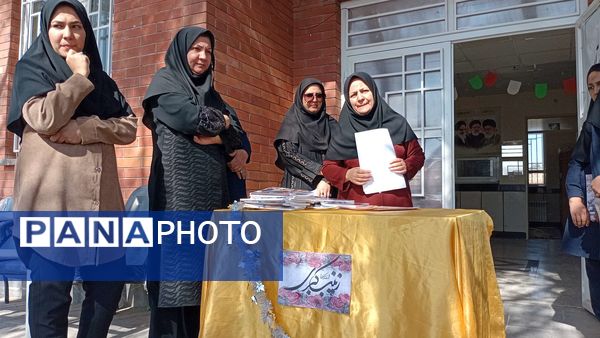 تقدیر از دانش آموزان منتخب هفته بهداشت روان در دبیرستان مادرمهربان خلیل آباد