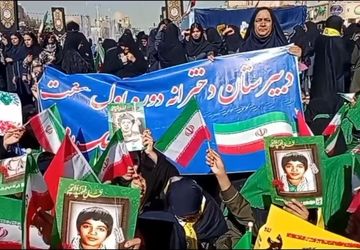 حضور پرشور ۲۰۰ نفری دانش‌آموزان دبیرستان دخترانه عفت در راهپیمایی ۱۳ آبان