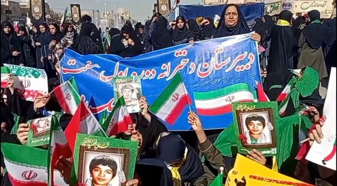 حضور پرشور ۲۰۰ نفری دانش‌آموزان دبیرستان دخترانه عفت در راهپیمایی ۱۳ آبان