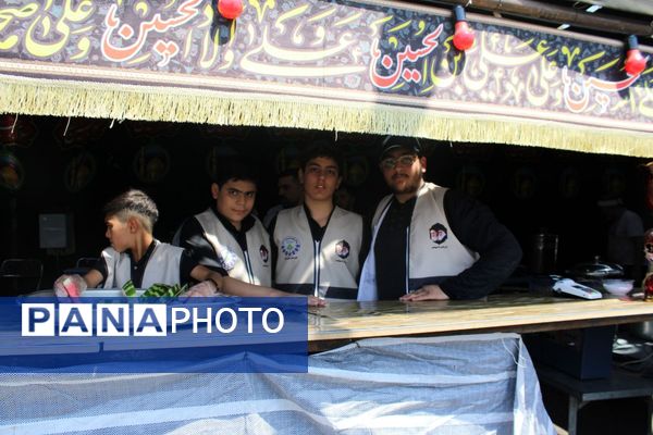 دانش‌آموزان در موکب دانش‌آموزی عشاق‌الحسین از زائرین کربلای معلی پذیرایی کردند