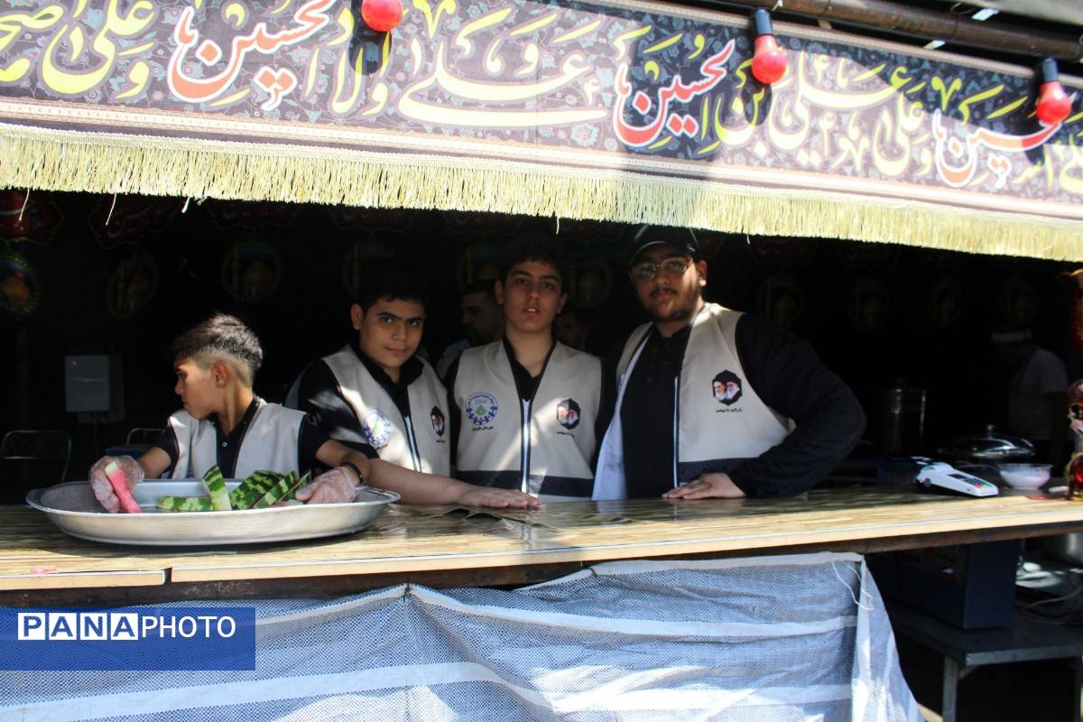 دانشآموزان در موکب دانشآموزی عشاقالحسین از زائرین کربلای معلی پذیرایی کردند