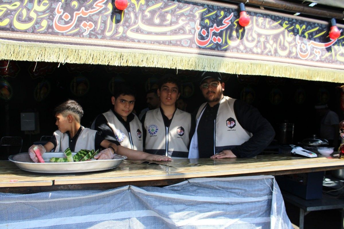 دانش‌آموزان در موکب دانش‌آموزی عشاق‌الحسین از زائرین کربلای معلی پذیرایی کردند
