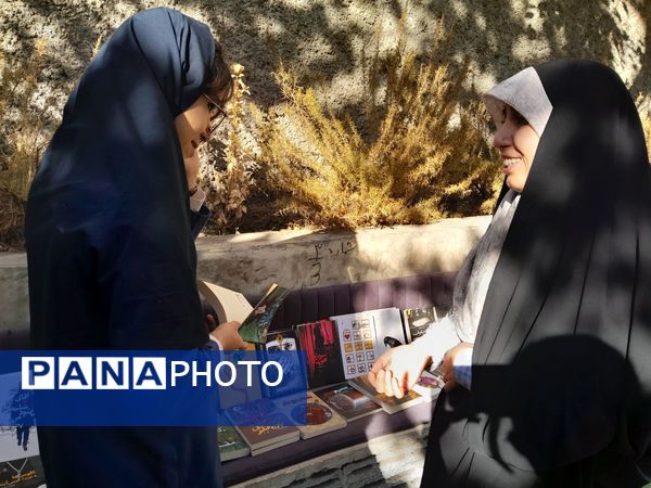 برپایی نمایشگاه کتاب در دبیرستان سلاله ناحیه یک کرج 