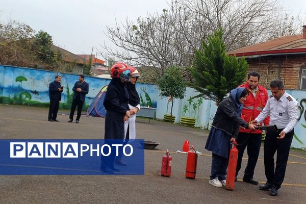 برگزاری مانور زلزله و ایمنی در مدارس خشکبیجار