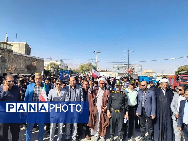 حضور پررنگ دانش‌آموزان شهر لپویی در راهپیمایی 13 آبان 