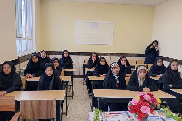 به صدا در آمدن زنگ جشن جوانه ها در دبیرستان مادر مهربان خلیل آباد