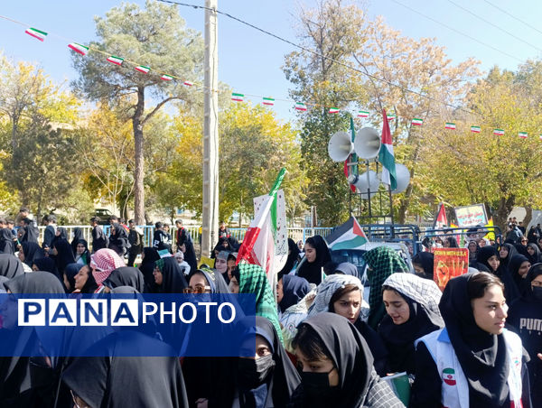 نسل بیدار انقلاب؛ خروش دختران شاهد فاطمه‌زهرا(س) شهرکرد مقابل استکبار جهانی