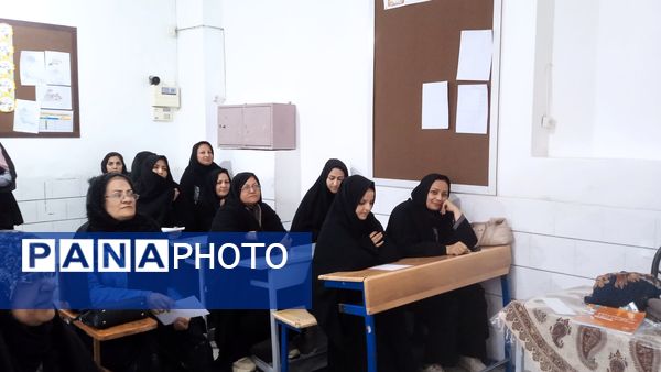 جلسه انجمن اولیا و ارائه کارنامه های هشدار به والدین در مدرسه شهید نجفی فدافن