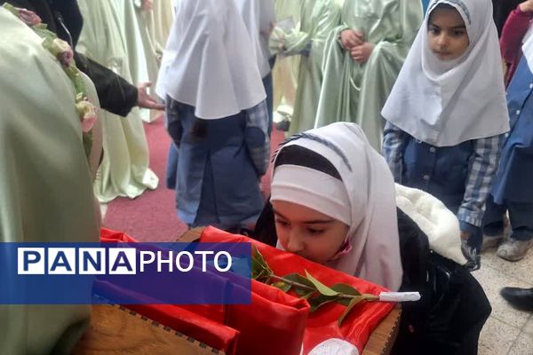 پرچم متبرک امام حسین(ع) میهمان دانش‌آموزان مدرسه زنده‌یاد قمصری