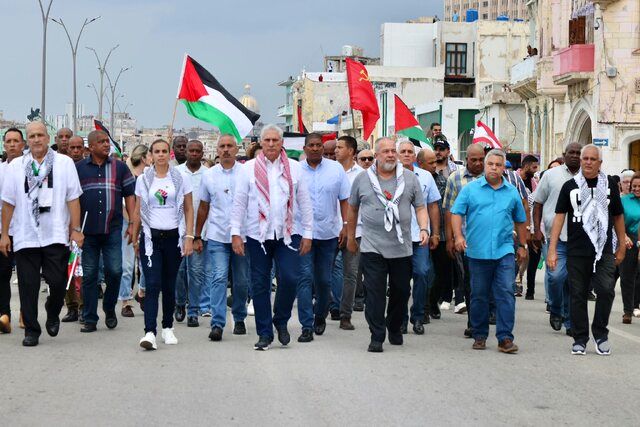 رئیس‌جمهور کوبا با چفیه در راهپیمایی حمایت از فلسطین در مقابل سفارت آمریکا