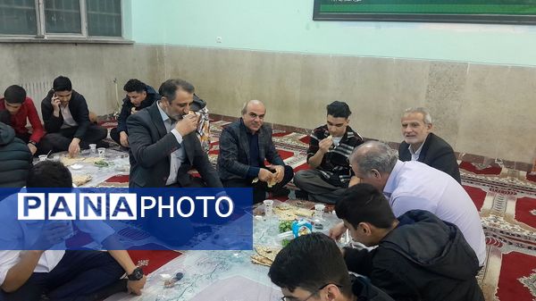 مراسم افطاری در دبیرستان دهخدا ناحیه یک کرج 