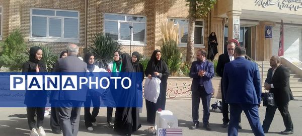 نمایش خیابانی دانش‌آموزان دختر استان البرز به مناسبت هفته دفاع مقدس 