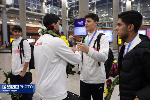 بازگشت طلایی‌پوشان بلندقامت دانش‌آموز ایران با کاپ قهرمانی