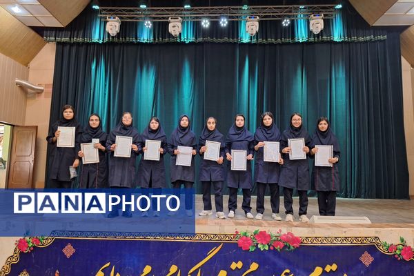 تجلیل از دانش‌آموزان رتبه‌های برتر دبیرستان پویش ناحیه 3 شیراز 