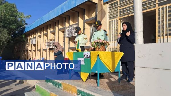 دیدار صمیمانه مأموران نیروی انتظامی با دانش‌آموزان دبستان استقلال 