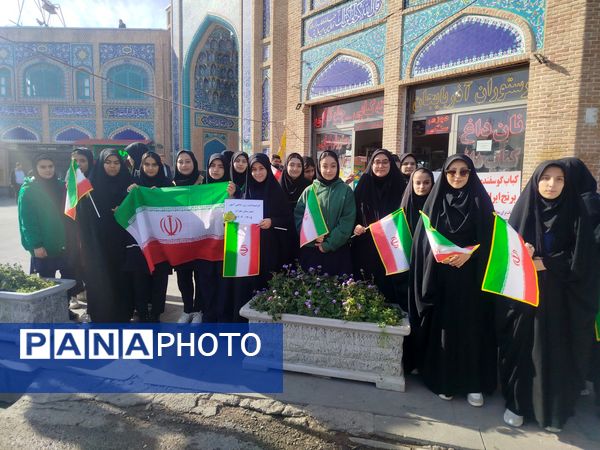 حضور پرشور دانش‌آموزان دبیرستان هیئت امنایی معراج اردبیل در راهپیمایی روز ۱۳ آبان ماه