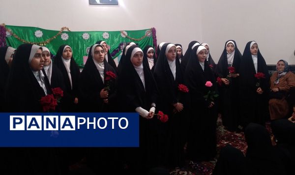 بوسه بر دستان مادر در دبیرستان والدین آناخاتون