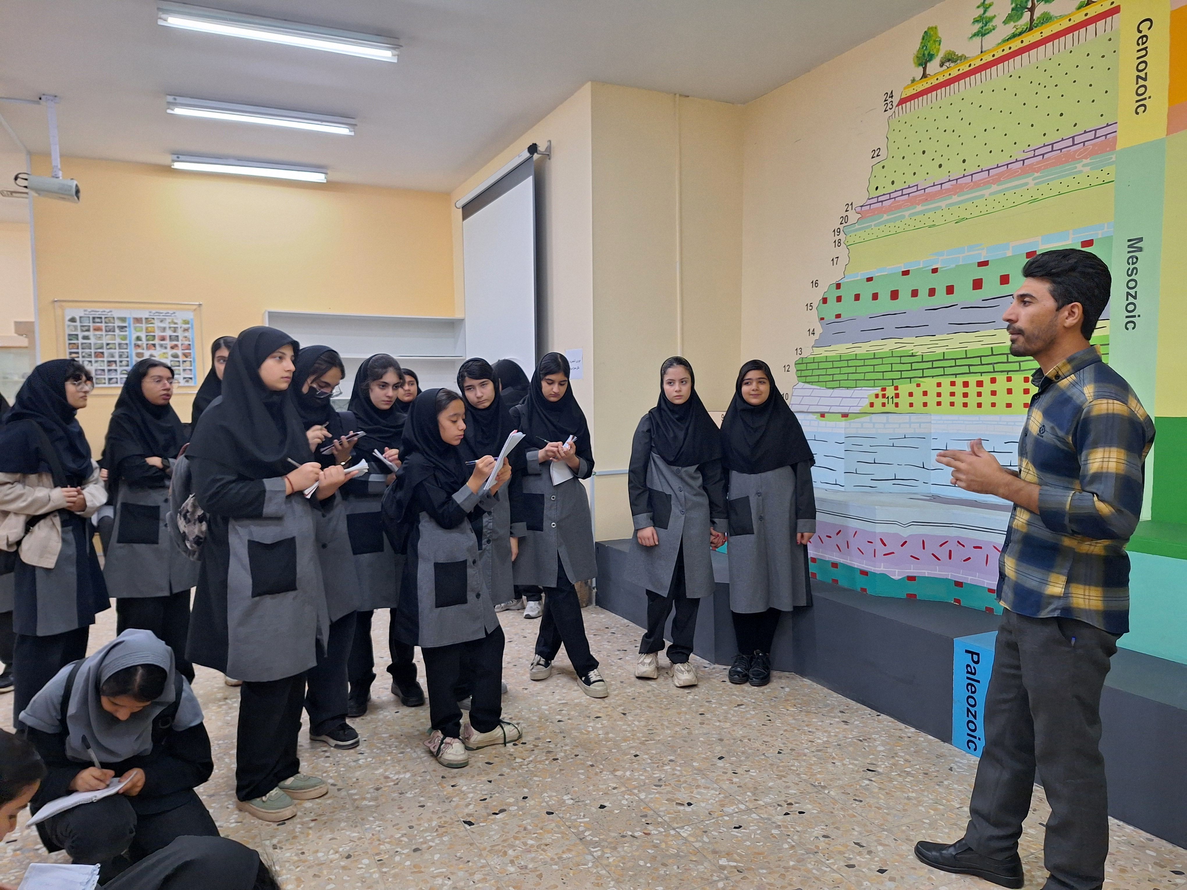 بازدید دانش‌آموزان از موزه زمین شناسی و جانور شناسی دانشگاه فردوسی مشهد