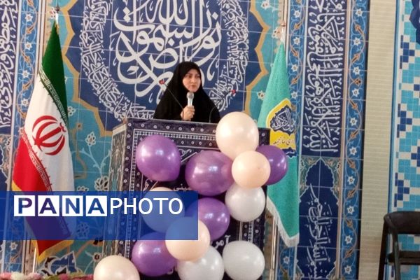 دکلمه‌خوانی دانش‌آموزان در مقابل مادران شهرستان قدس به‌مناسبت روز مادر