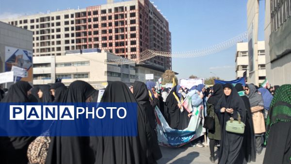 راهپیمایی به مناسبت ۱۳ آبان در میدان شهدا 