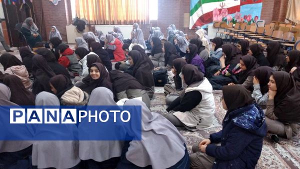 تقدیر از دانش‌آموزان فعال دبیرستان شهیده محبوبه دانش 